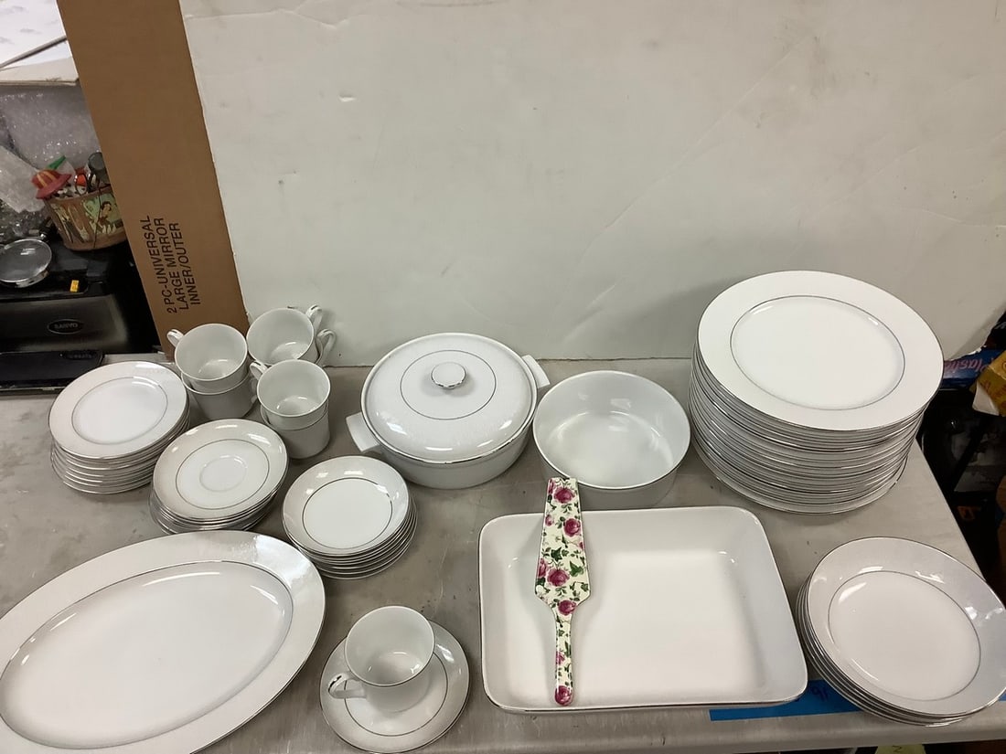 Crown Victoria Lovelace Fine China Set, Formalities by Baum Bros Cake Knife (1 of 1)