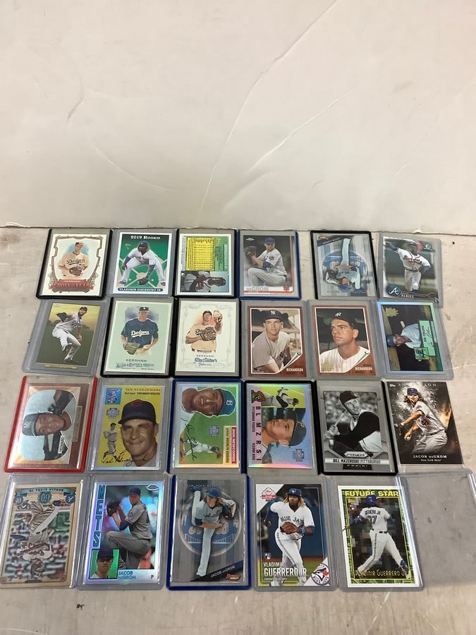 Lot of vintage collectible baseball cards (1 of 1)