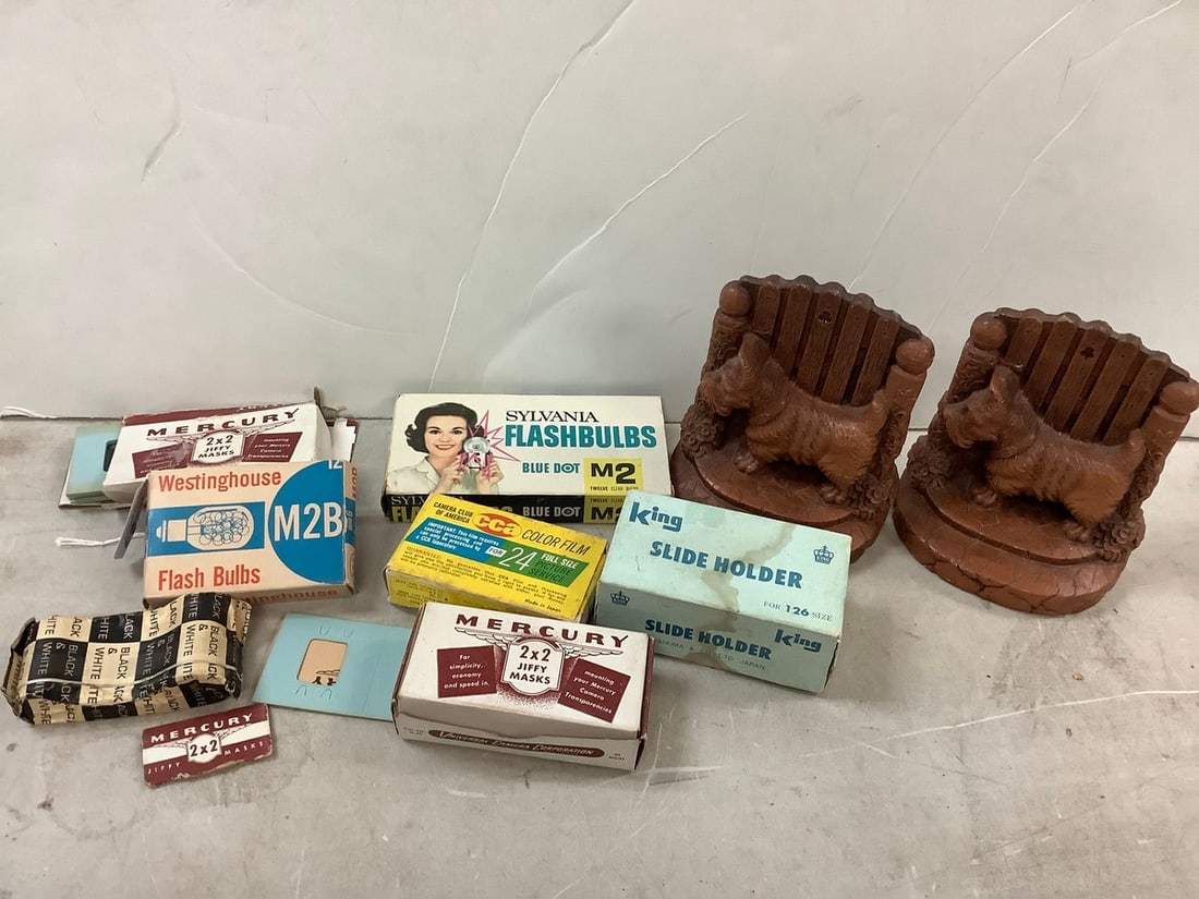 Lot of wooden book ends and vintage camera accessories (1 of 1)
