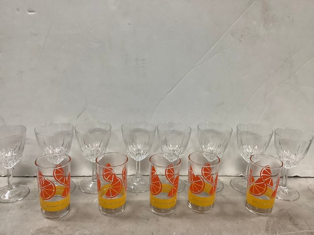 Lot of 8 glasses (6in.tall) and 5 decorative glasses(about 4.5in.tall): Lot of 8 glasses (6in.tall) and 5 decorative glasses(about 4.5in.tall)