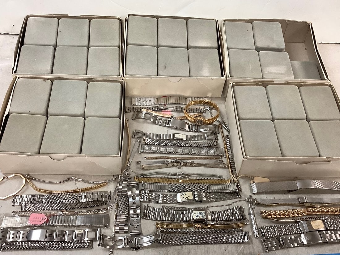 Lot of empty jewelry boxes and watch chains (1 of 1)