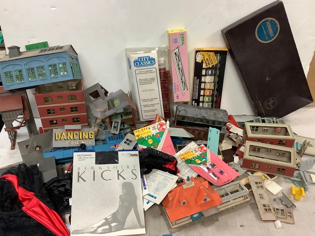 Lot of vintage building models, city classics model and bridge model, scrabble, and more (1 of 1)