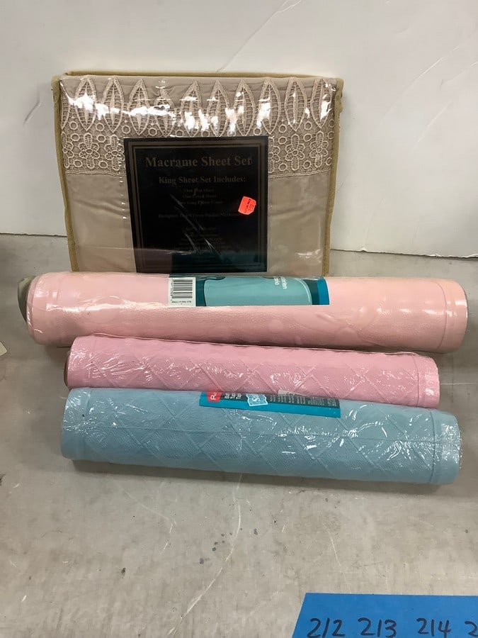 New King Size Sheet Set and Bathroom Floor Mats (1 of 1)