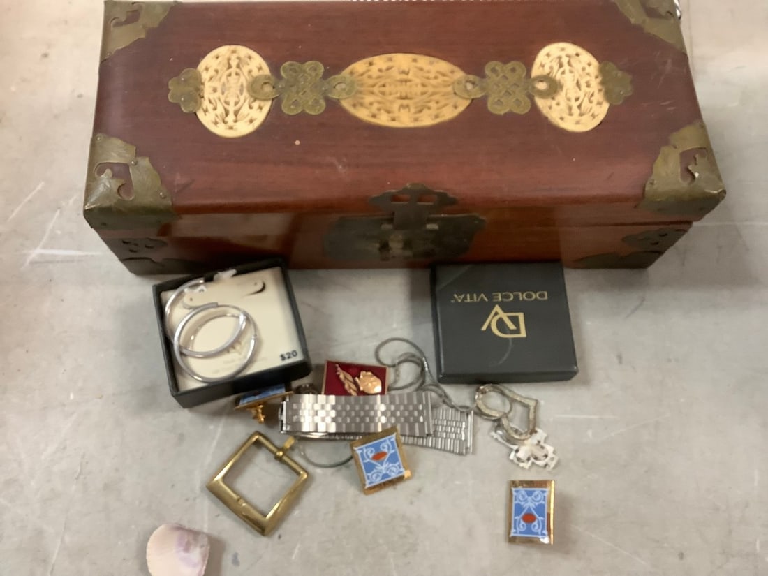 Vintage Jewelry Box and Costume Jewelry: Vintage Jewelry Box and Costume Jewelry