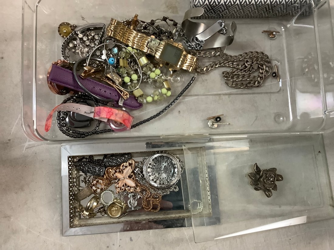 Mirror Jewelry Box and Jewelry: Mirror Jewelry Box and Jewelry