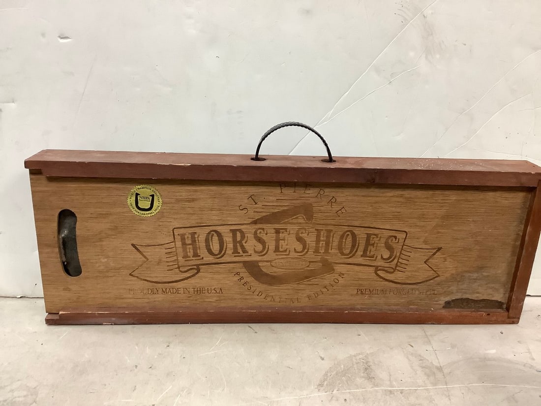 Vintage horseshoes set (1 of 1)