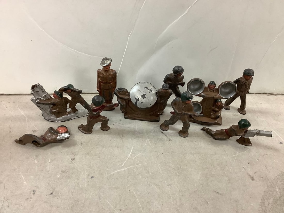 Lot of vintage lead army men (1 of 1)