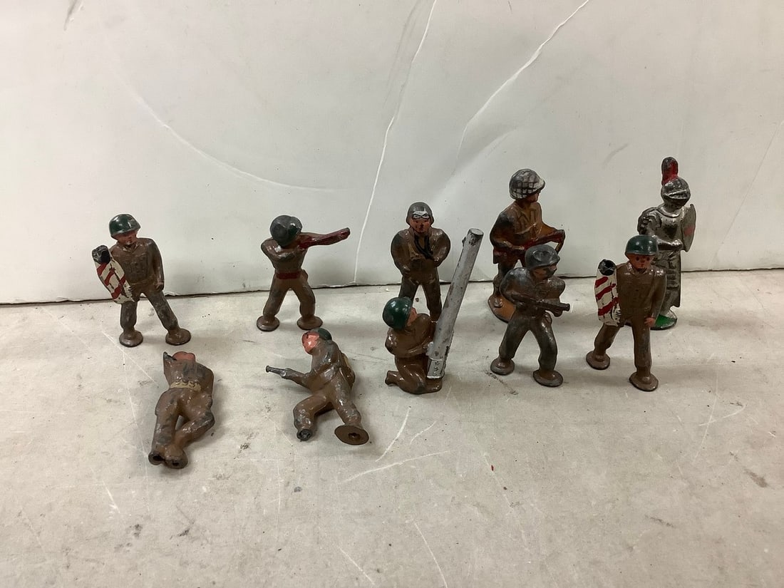 Lot of vintage lead army men (1 of 1)