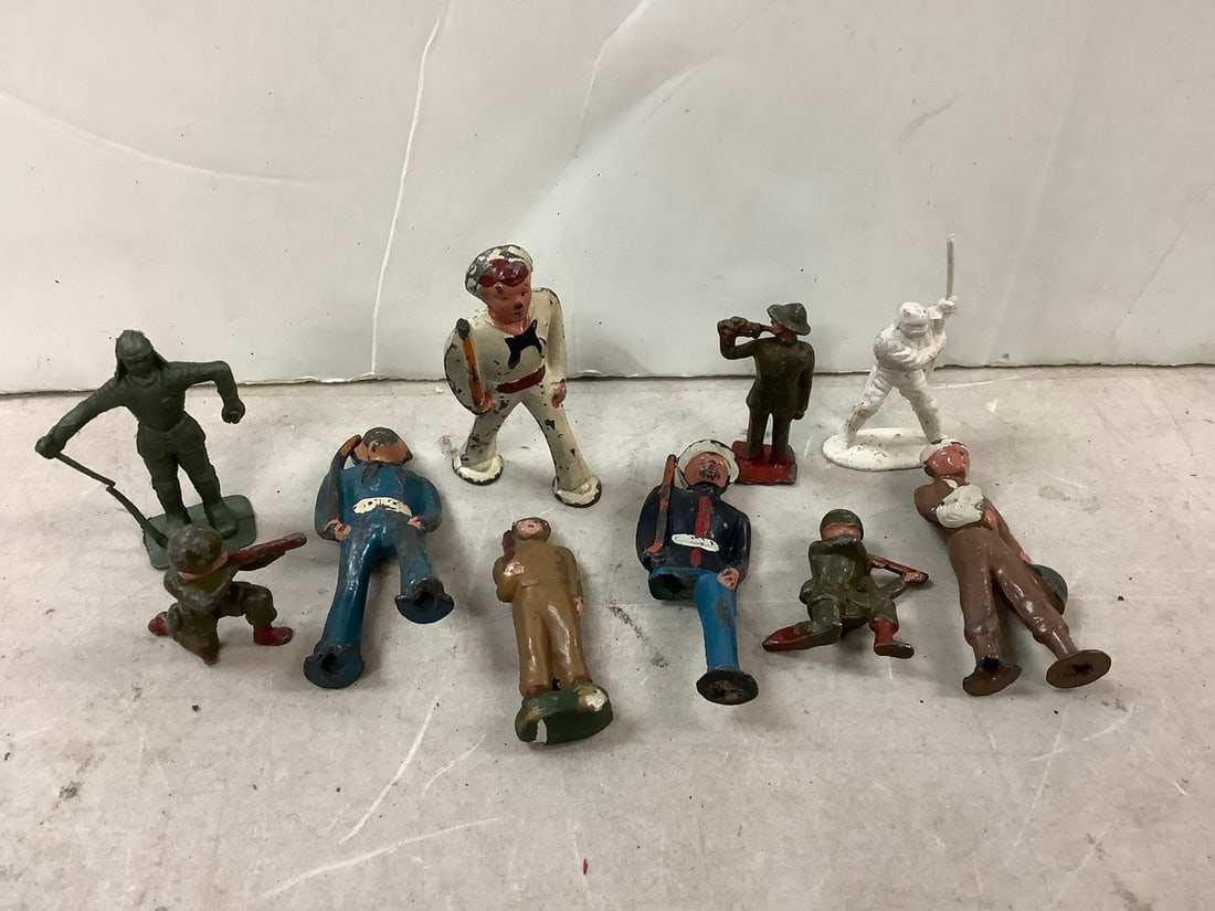 Lot of vintage lead army men (1 of 1)