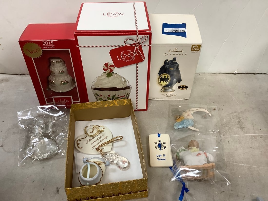 Lot of christmas ornaments(Hallmark, Lenox): Lot of christmas ornaments(Hallmark, Lenox)