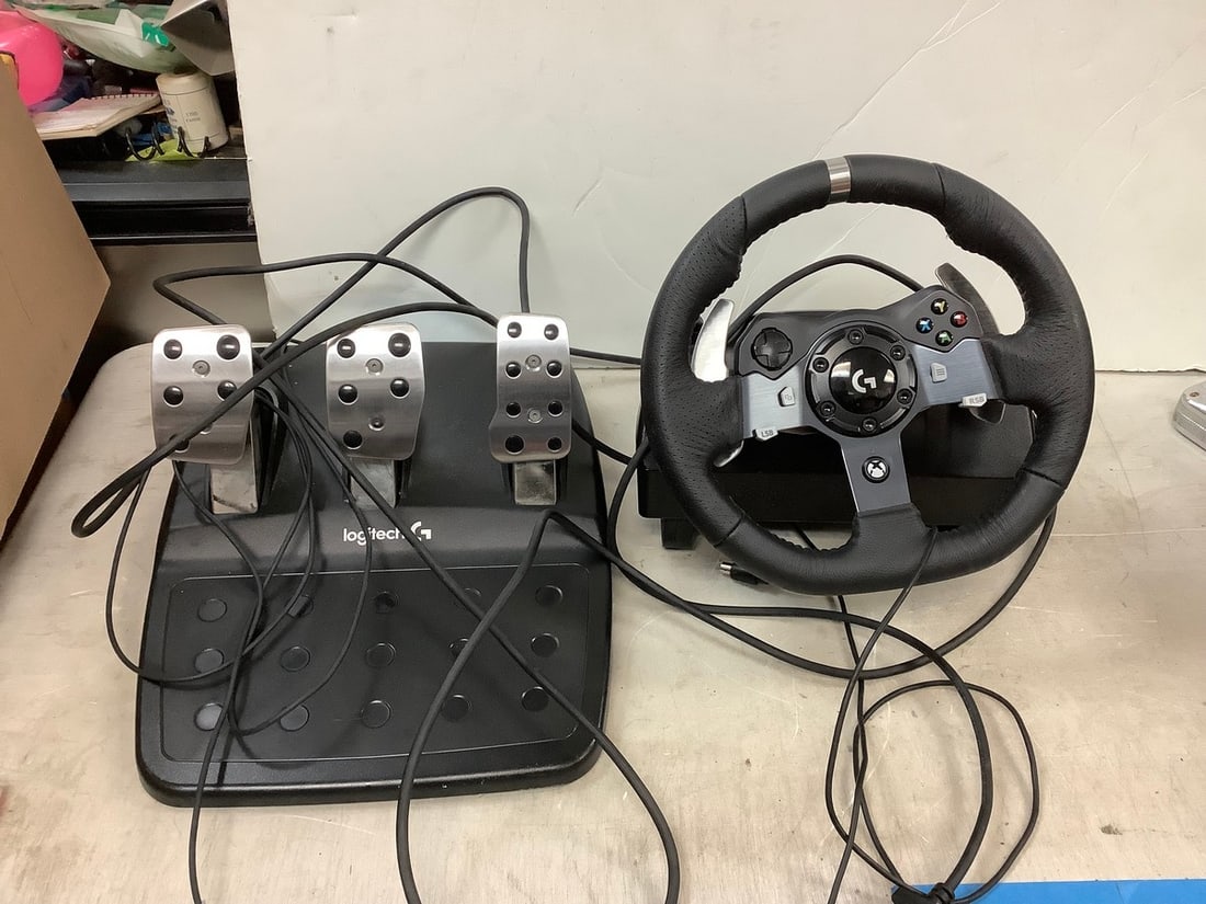 Logitech xbox wheel and peddle controller for racing games (1 of 1)
