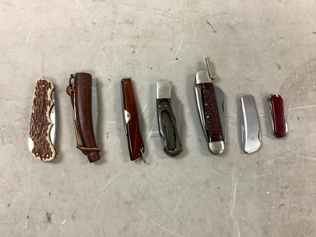 Lot of assorted pocket knives (1 of 1)