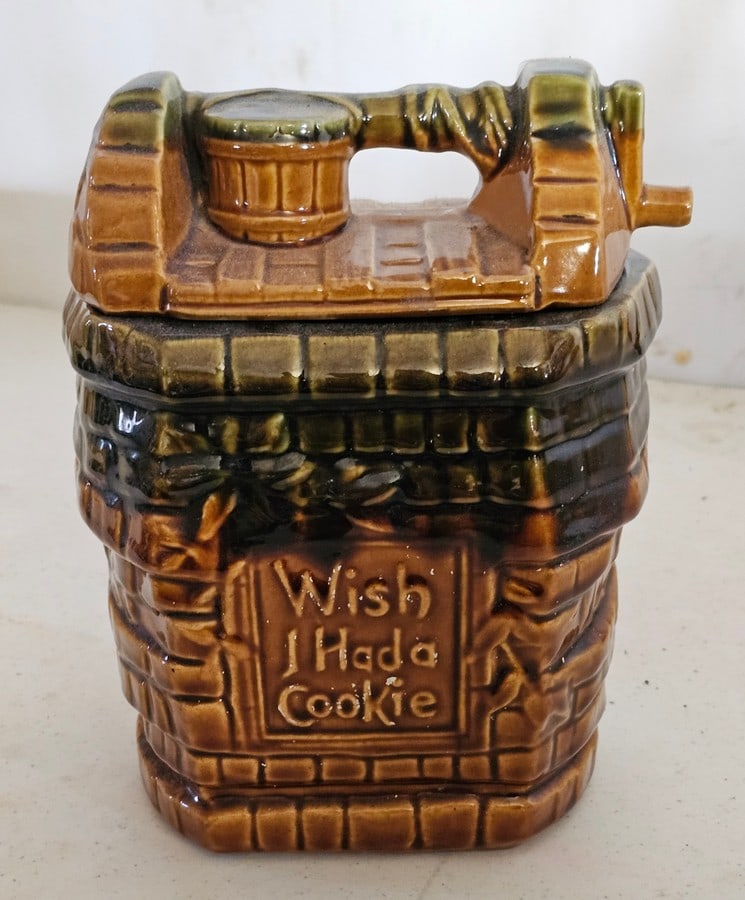 Vintage McCoy USA Ceramic Wishing Well Cookie Jar (1 of 3)