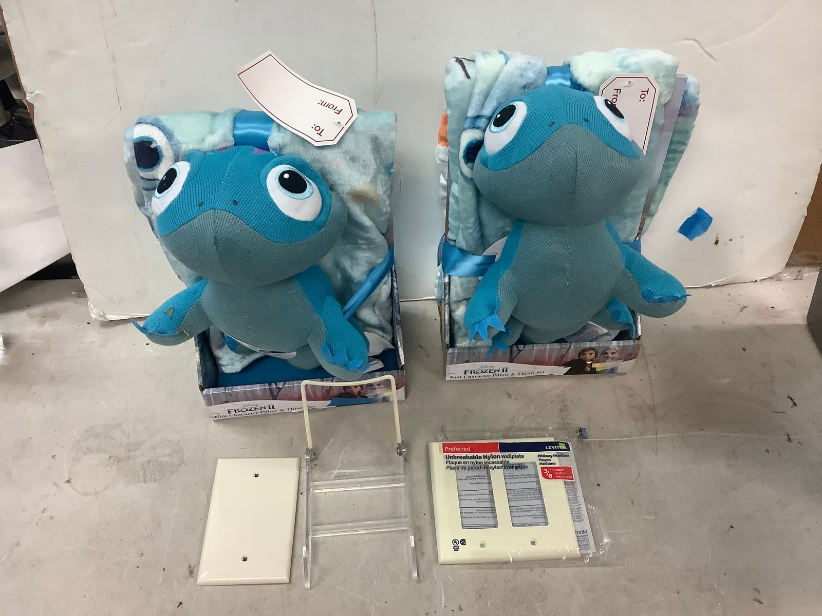 *NEW* DISNEY FROZEN 2 knit chracter throw pillow and blanket set (1 of 1)