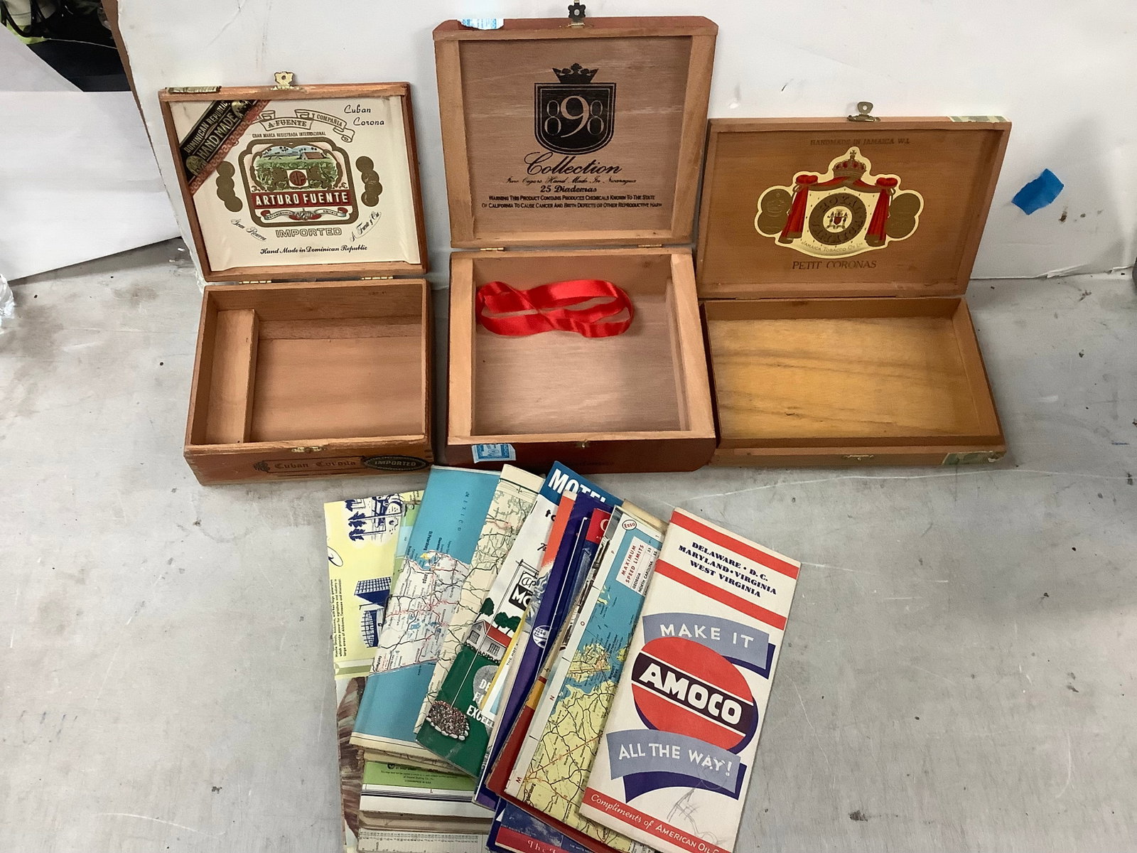 Lot of vintage cigar boxes and maps: Lot of vintage cigar boxes and maps