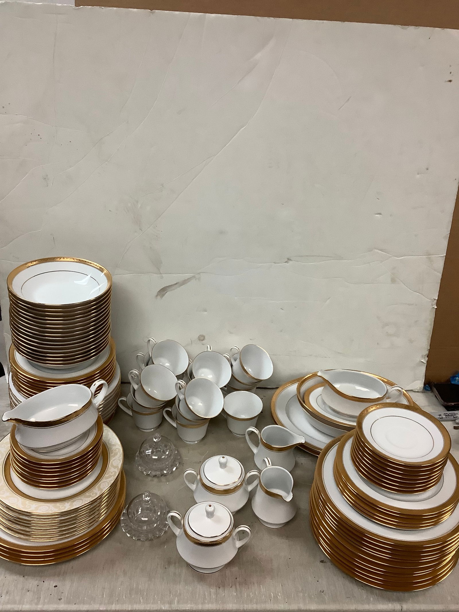 Lot of contemporary fine china signature gold plates, cups, bowls, and more by Noritake sri lanka: Lot of contemporary fine china signature gold plates, cups, bowls, and more by Noritake sri lanka
