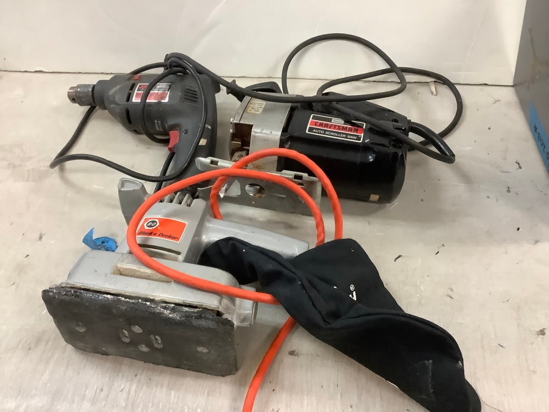 Lot of SKILL slugger 3/8 hammer drill, 1in auto scroller saw and black and decker finishing sander (1 of 1)