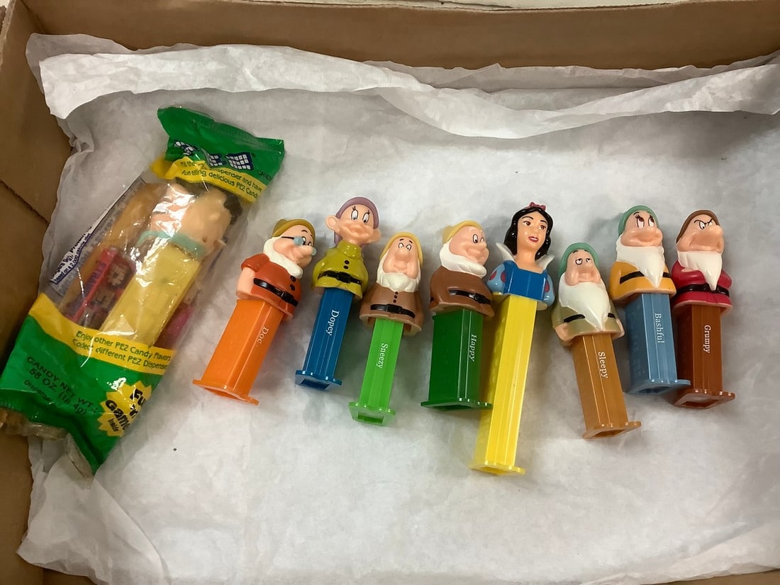 snow white 7 dwarfts pez dipensors (1 of 1)