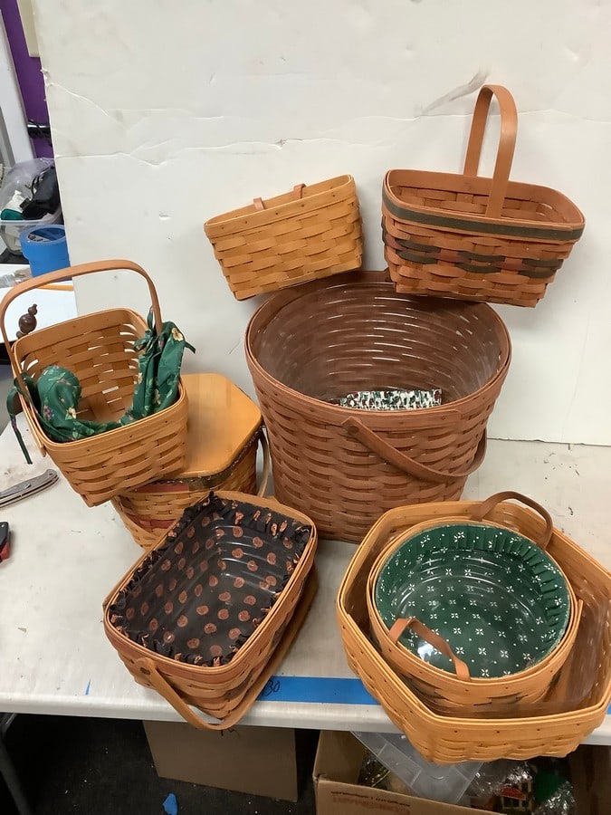 Lot of LONGABERGER wicker baskets (1 of 1)