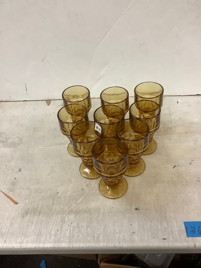 Lot of 9 yellow glass drinking: Lot of 9 yellow glass drinking