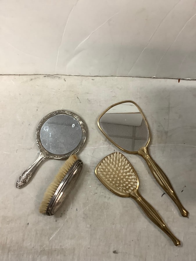 Lot of vanity hair brushes and hand mirrors: Lot of vanity hair brushes and hand mirrors