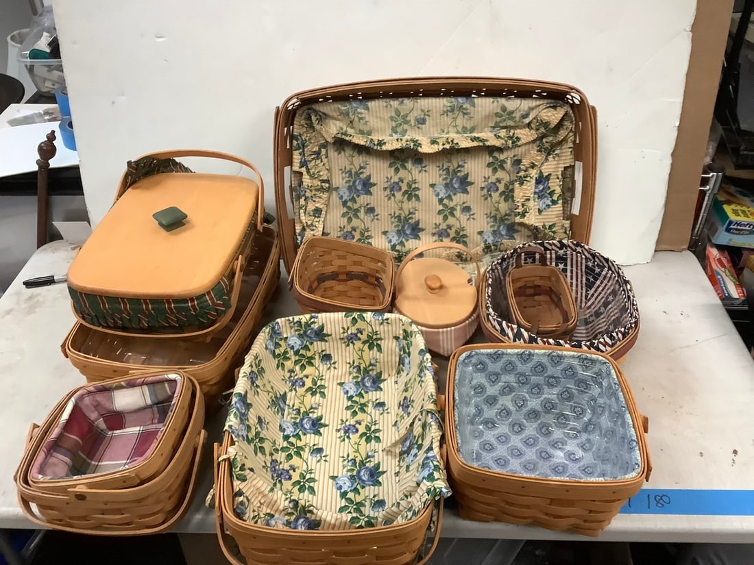 Lot of LONGABERGER wicker baskets (1 of 1)