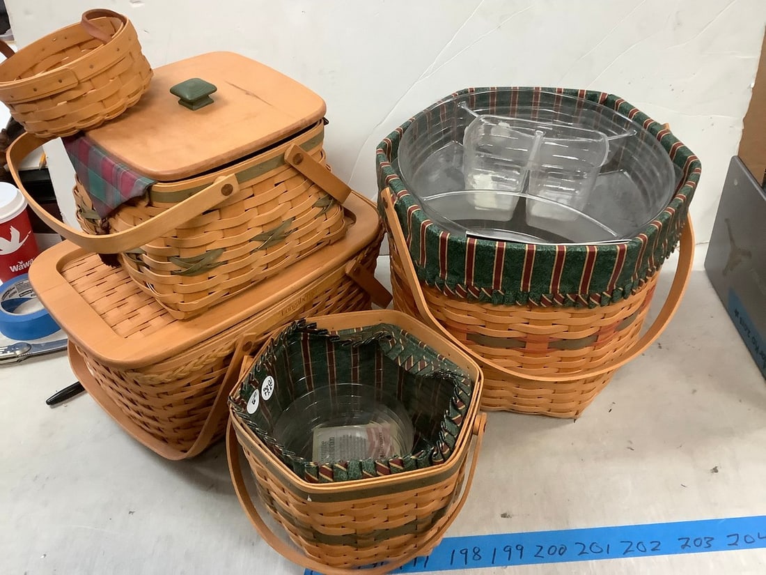 Lot of LONGABERGER wicker baskets some with lids (1 of 1)
