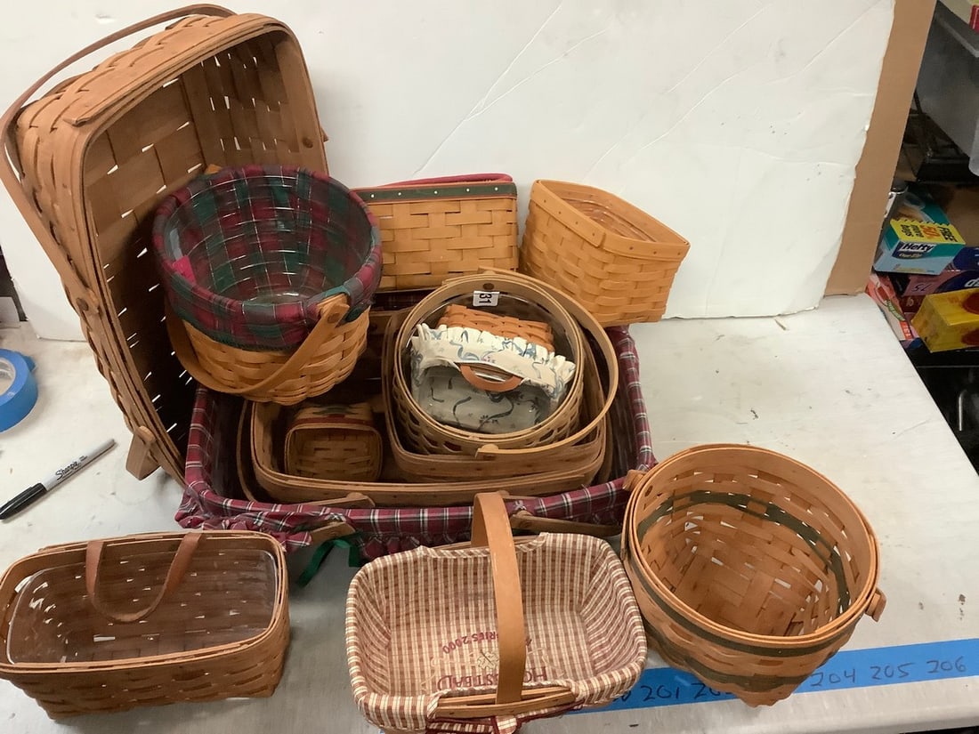 Lot of LONGABERGER wicker baskets (1 of 1)