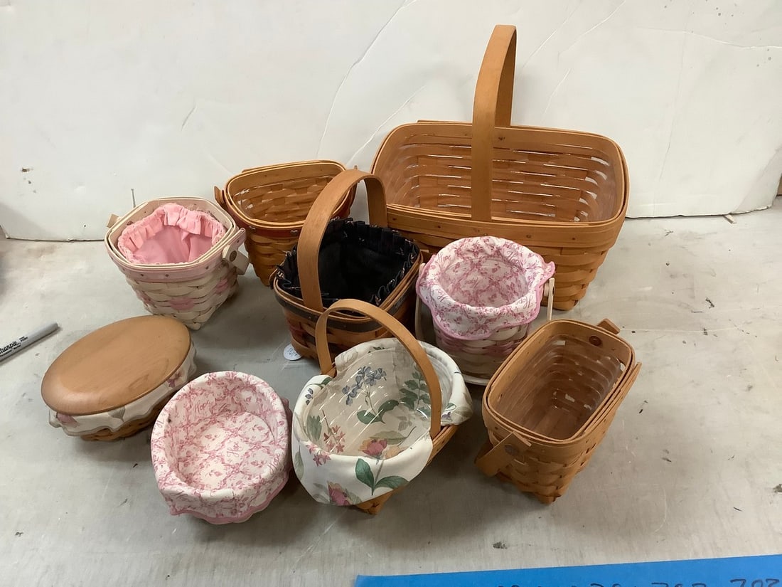 Lot of LONGABERGER wicker baskets (1 of 1)