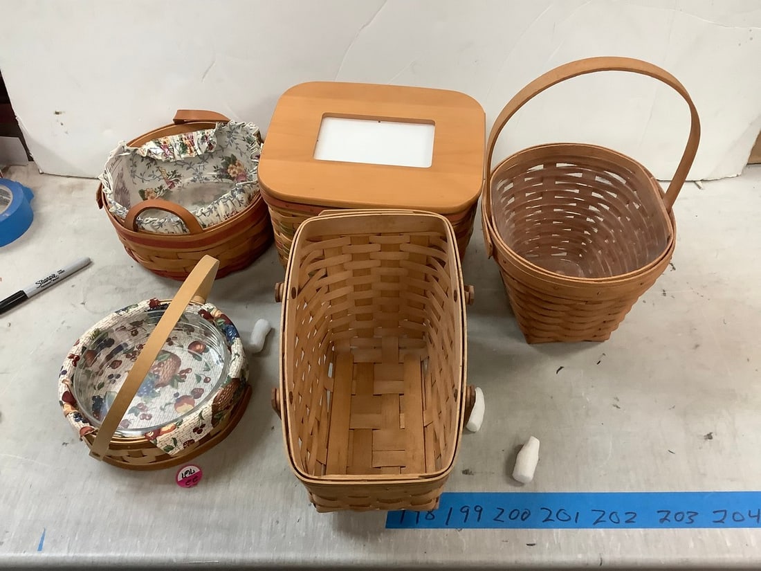 Lot of LONGABERGER wicker baskets one with lid (1 of 1)