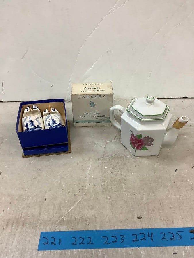 Lot of YARDLEY lavender dusting powder, HOLLAND ashtrays, TOSCANY collection teapot (1 of 1)