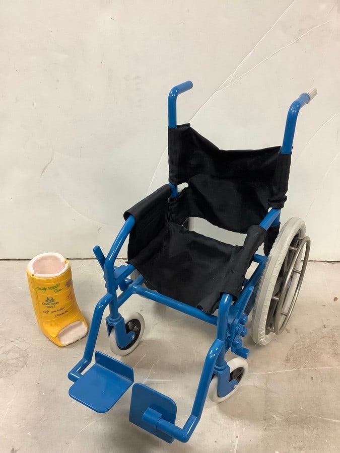 Lot of doll handicap accesories(cast and wheelchair): Lot of doll handicap accesories(cast and wheelchair)