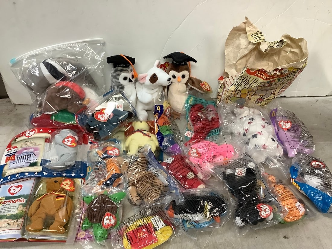 Lot of vintage collectible ty beanie babies and vintage mcdonalds bag: Lot of vintage collectible ty beanie babies and vintage mcdonalds bag