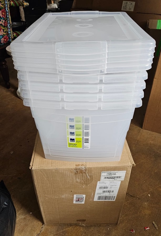 Case of (5) new totes, 52 quarts each, several damaged lids (1 of 1)