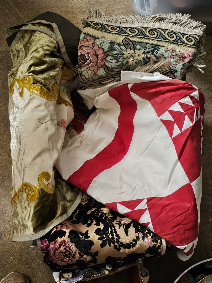 Linen grouping including: tapestries, fabric fragments, etc.: Linen grouping including: tapestries, fabric fragments, etc.