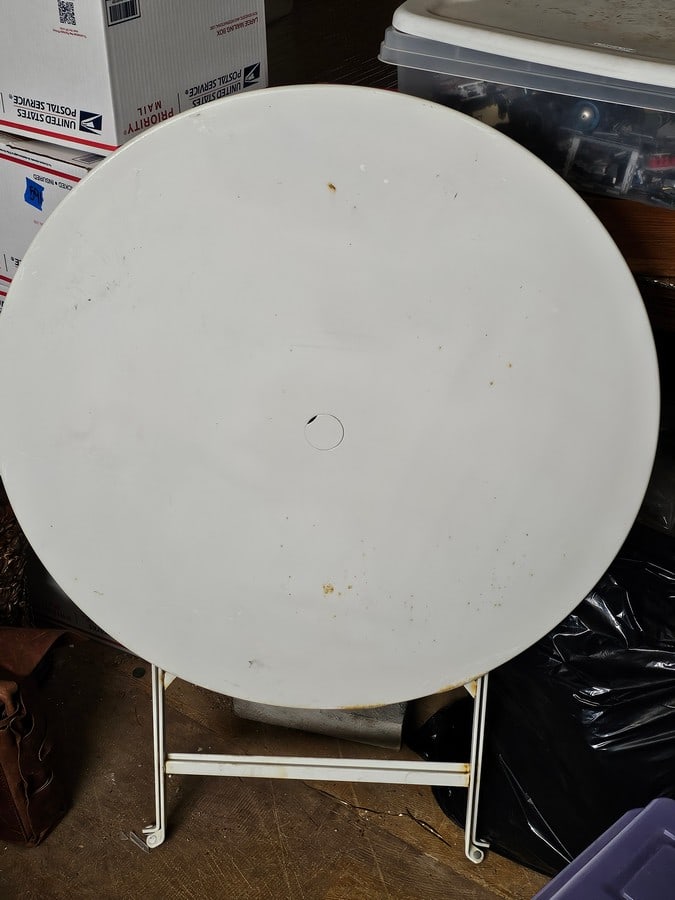 White painted metal bistro table, diameter: 30": White painted metal bistro table, diameter: 30"