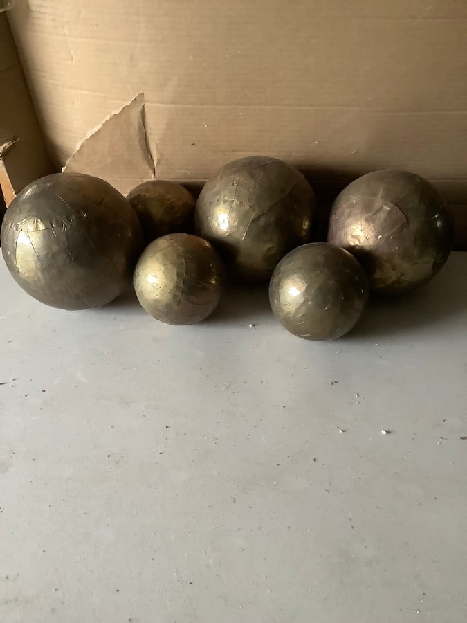 lot of various size brass balls - biggest one is 7 inches tall: lot of various size brass balls - biggest one is 7 inches tall