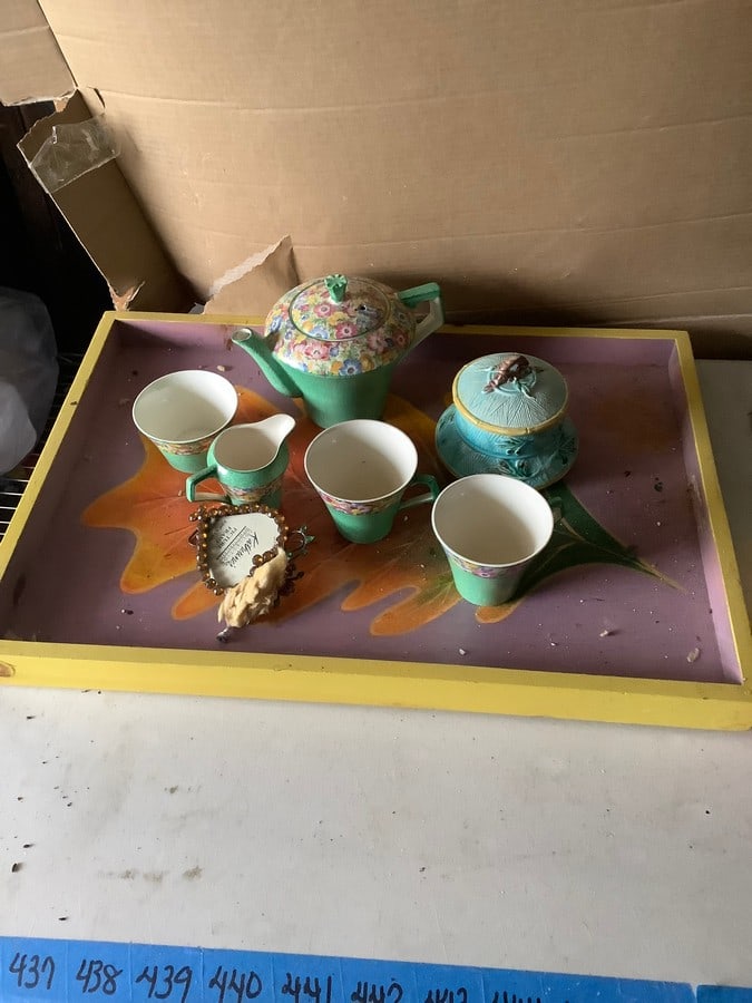 English tea pot, cups and serving tray: English tea pot, cups and serving tray