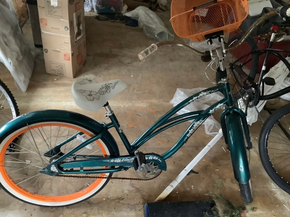 like new beachcomber bike with basket - 26 inch: like new beachcomber bike with basket - 26 inch
