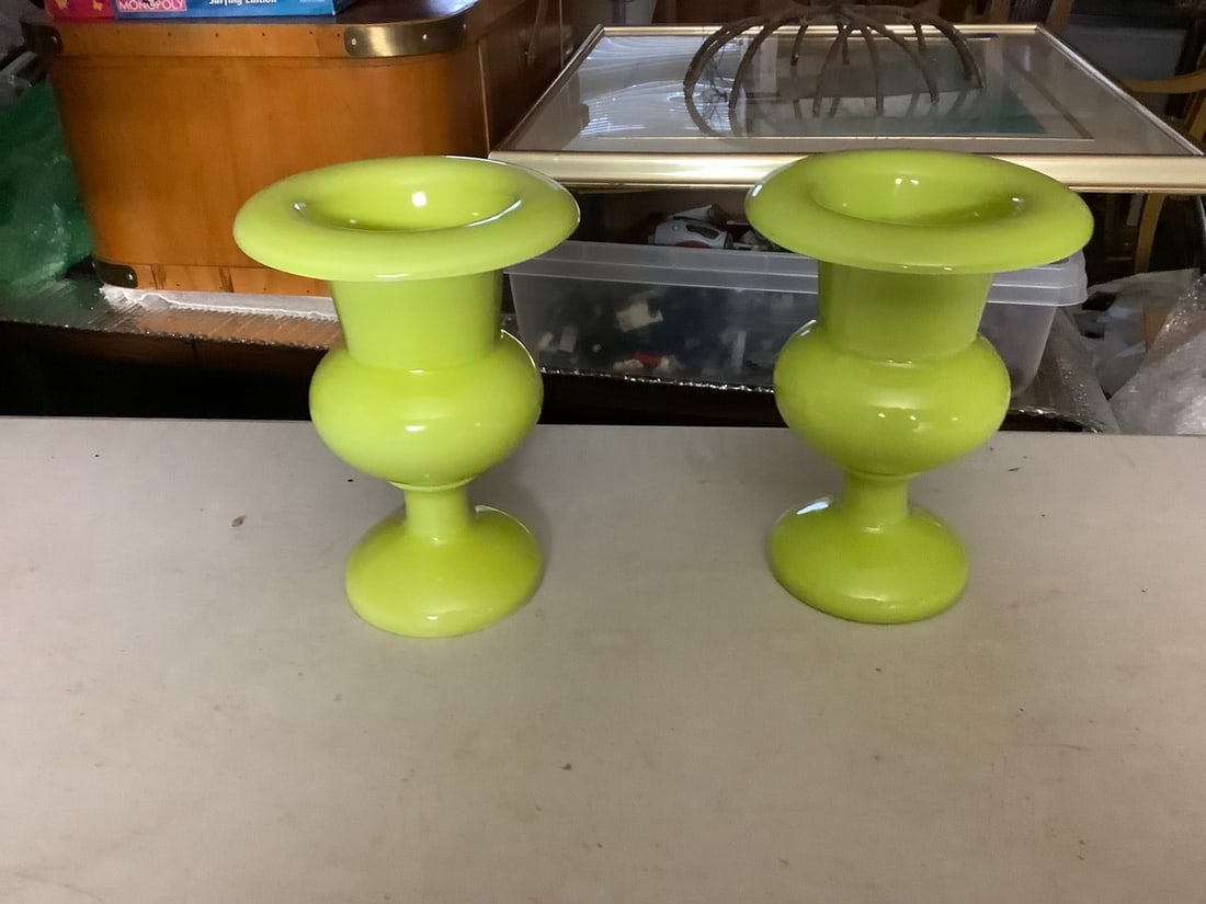two williamsburg vases each stand 8x6: two williamsburg vases each stand 8x6