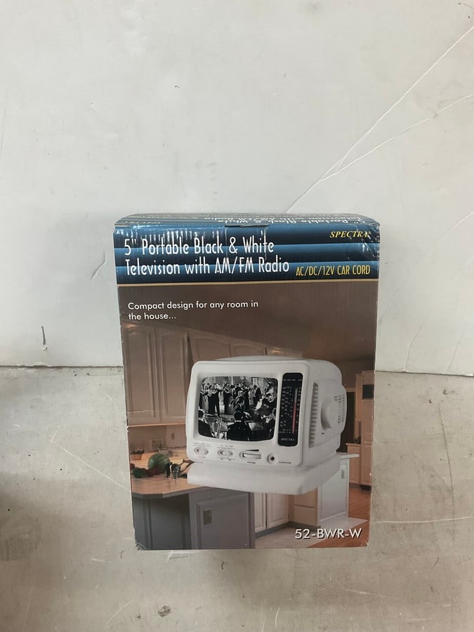 Vintage Portable Black and White TV With AM/FM Radio (1 of 1)