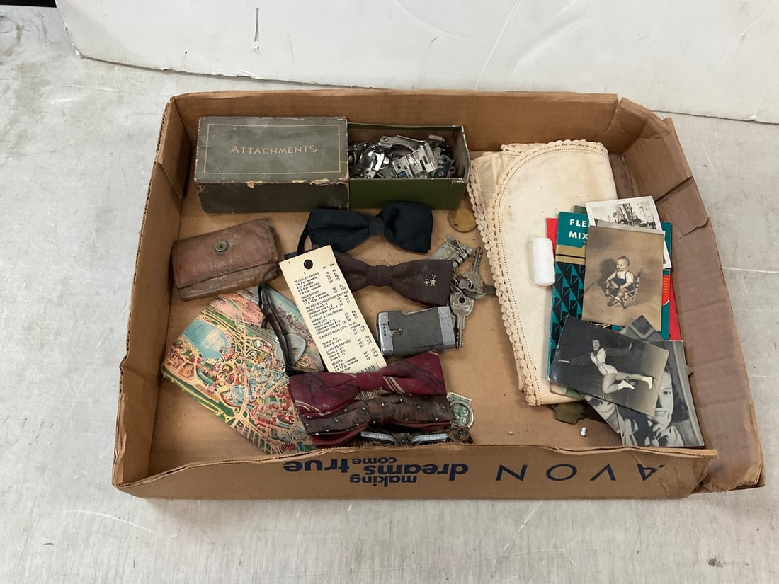 Vintage Singer sewing machine items and more (1 of 1)