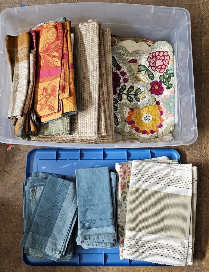 Lidded Tote of Linens, Napkins and Mainly Placemats: Lidded Tote of Linens, Napkins and Mainly Placemats