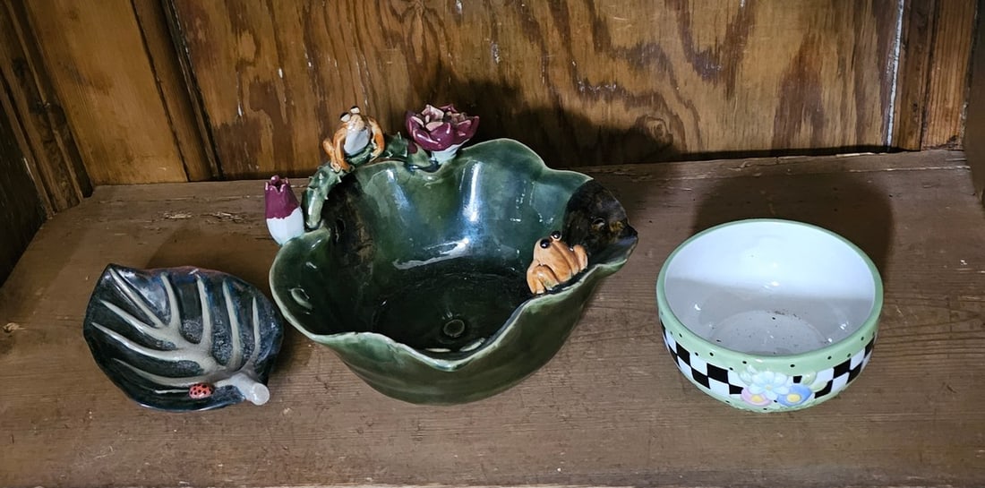 Small Ceramics including Frog Decorated Bowl 4x7.5": Small Ceramics including Frog Decorated Bowl 4x7.5"