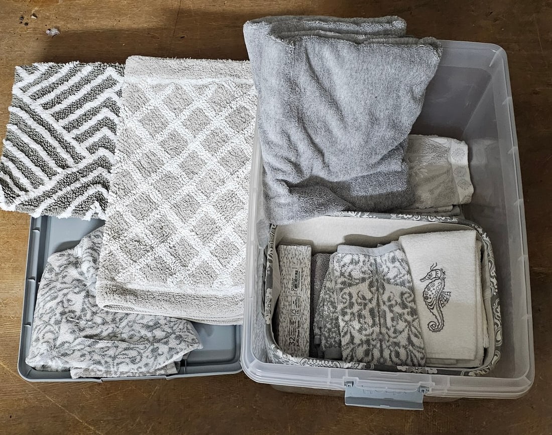 Lidded Tote of Excellent Condition Grey Bath Linens: Lidded Tote of Excellent Condition Grey Bath Linens