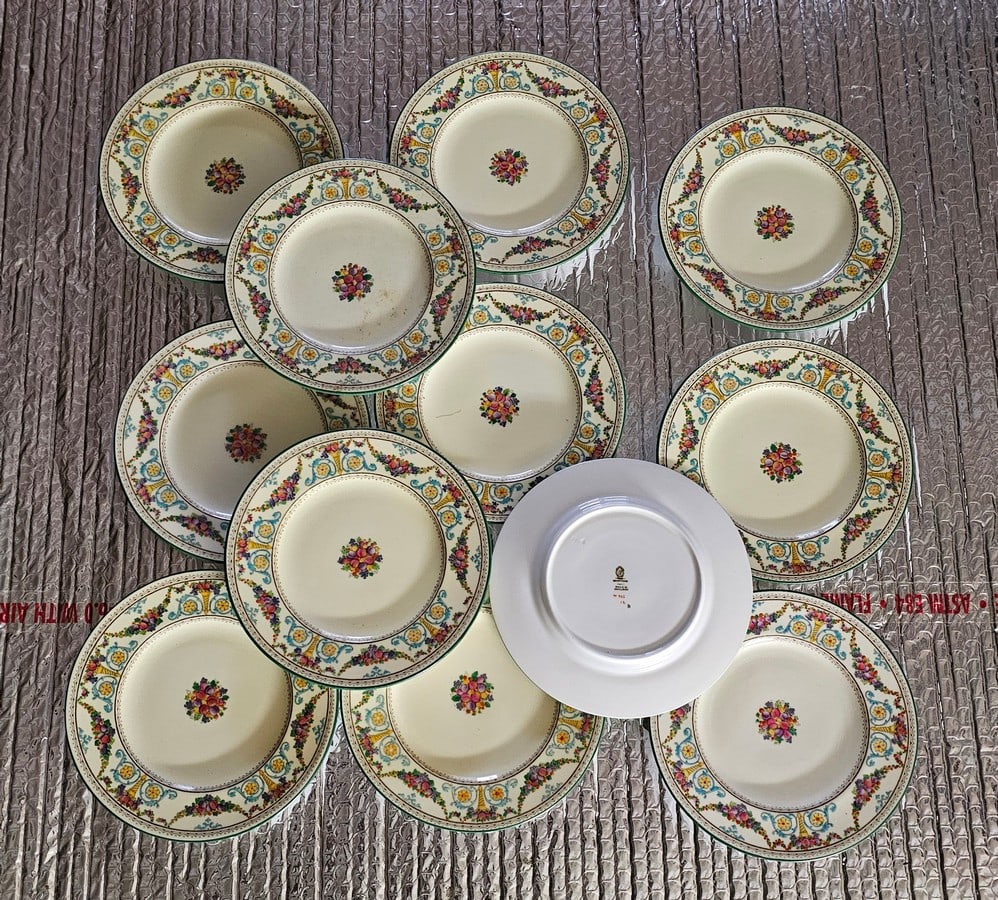 12 Wedgewood 1926 Ventnor Bread and Butter Plates, excellent condition, each 6" diameter: 12 Wedgewood 1926 Ventnor Bread and Butter Plates, excellent condition, each 6" diameter