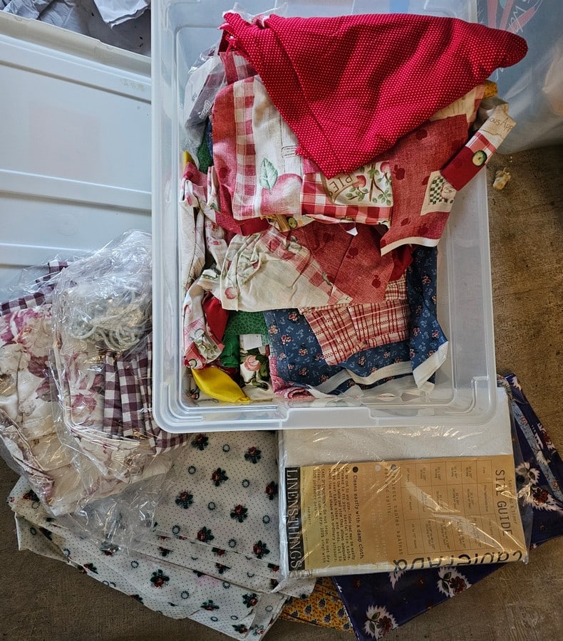 Assorted Linens and Tablecloths: Assorted Linens and Tablecloths