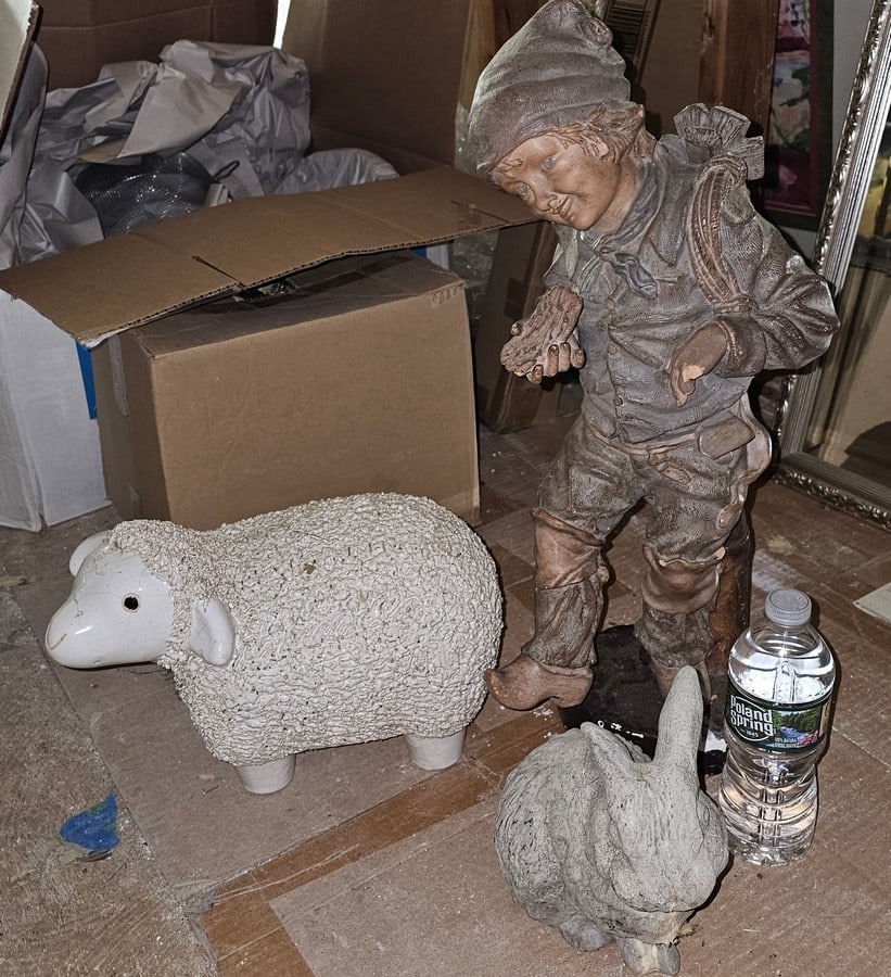 Garden Statue Grouping small rabbit concrete (1 of 1)