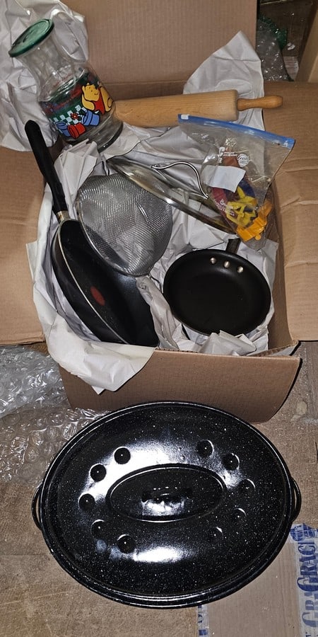 Frying Pans, Roaster, and other kitchen Items: Frying Pans, Roaster, and other kitchen Items