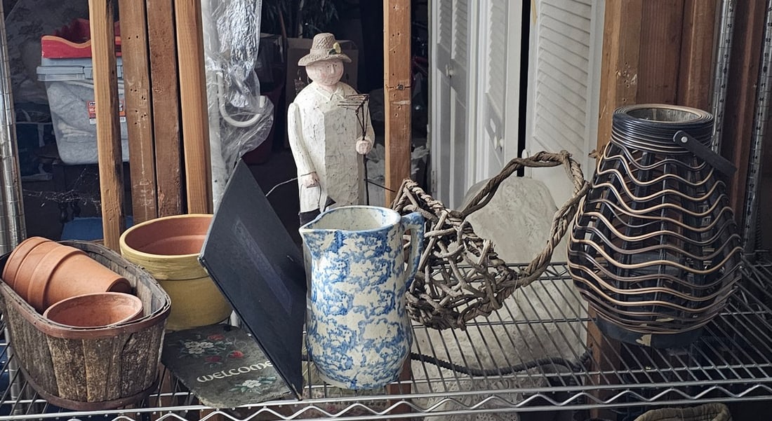 Shelf Lot of Baskets, Planters, and More: Shelf Lot of Baskets, Planters, and More